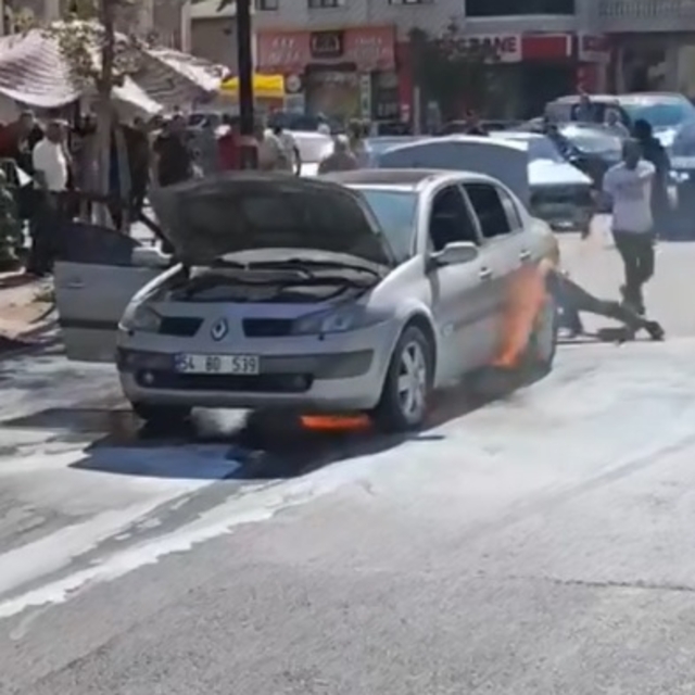 Alev alan otomobile yangın tüpleriyle müdahale ettiler