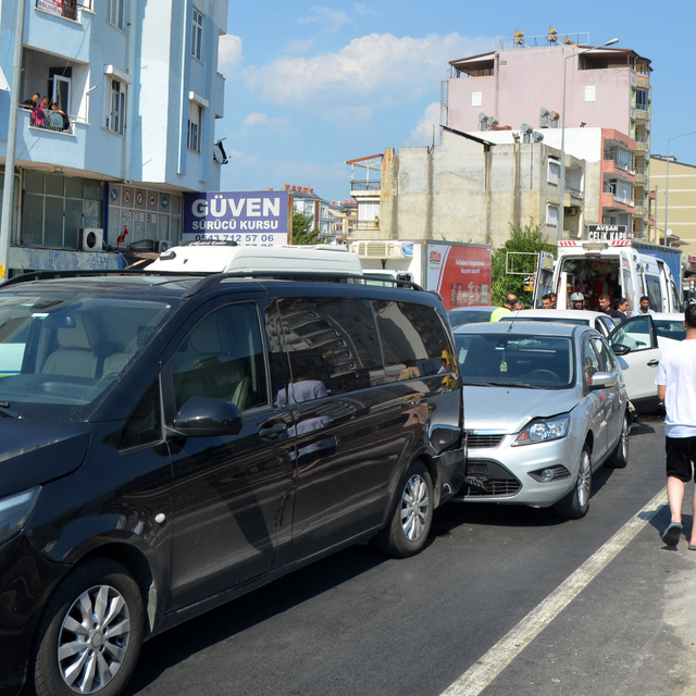 Antalya'da 5 aracın karıştığı kaza; 6 yaralı
