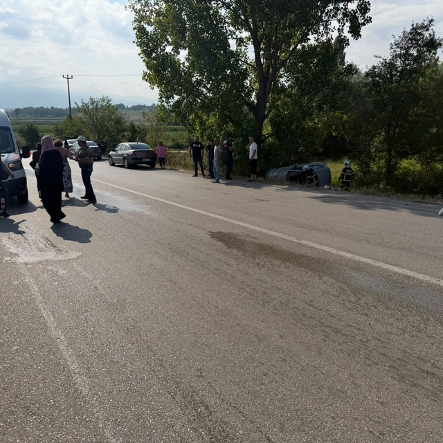 Yoldan çıkan otomobil ağaçlık alanda yan yattı