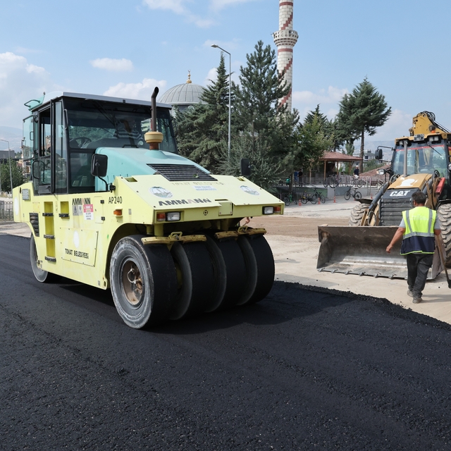 Güneşli Mahallesi Fidanlık Caddesi'nde asfalt çalışmaları tamamlanıyor