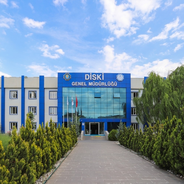 Dicle Baraj Gölü İçme Suyu Havzası içerisinde bir aracın köpükle yıkanmasın...