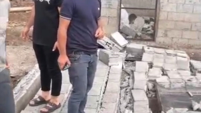 Diyarbakır'da şiddetli rüzgarda duvar yıkıldı, ahır çatısı çöktü