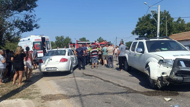 Kamyonet ile otomobil çarpıştı; 3 yaralı