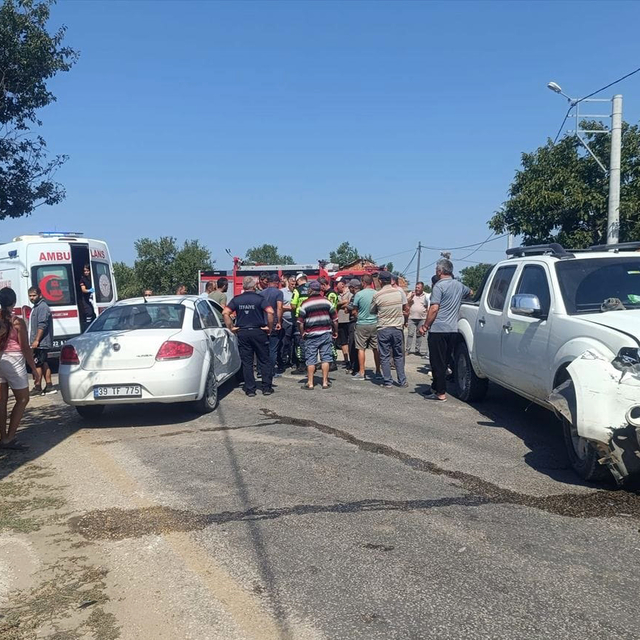 Kamyonet ile otomobil çarpıştı; 3 yaralı