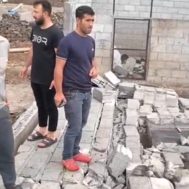 Diyarbakır'da şiddetli rüzgarda duvar yıkıldı, ahır çatısı çöktü