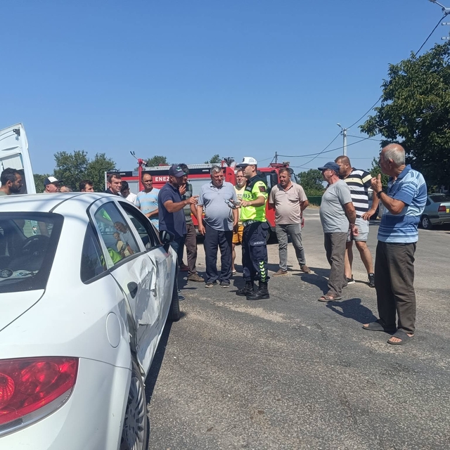 Edirne'de iki otomobil çarpıştı: 3 yaralı
