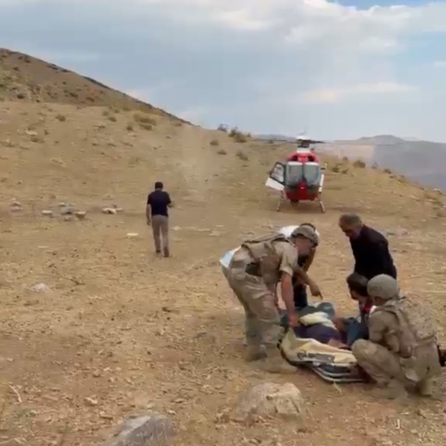 Siirt'te beyin kanaması geçiren kadın ambulans helikopterle hastaneye sevk...