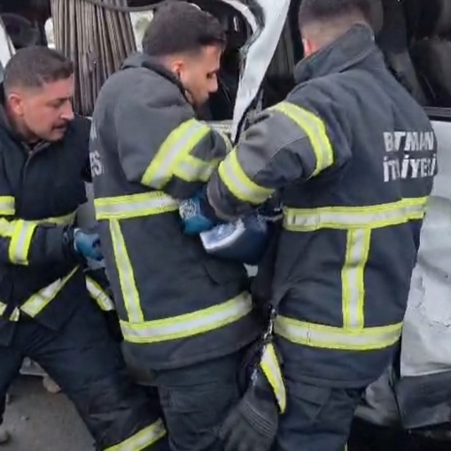 Batman'da iki minibüs çarpıştı: 9 yaralı