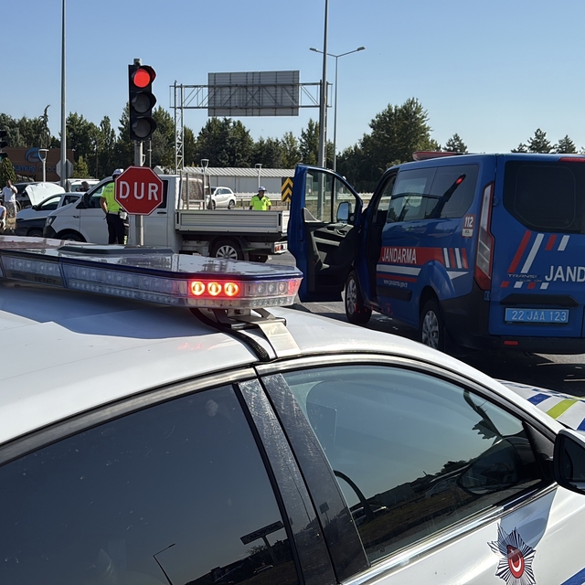 Edirne'de iki otomobil kavşakta çarpıştı: 2 yaralı