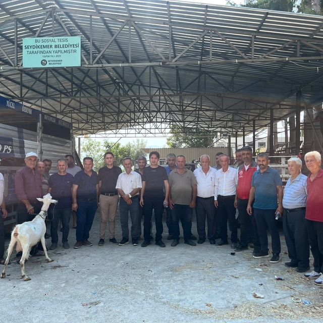 Seydikemer'de yangında hayvanlarını kaybeden çiftçilere küçükbaş hayvan des...
