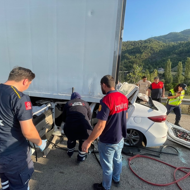 Tıra arkadan çarpan otomobilin sürücüsü hayatını kaybetti