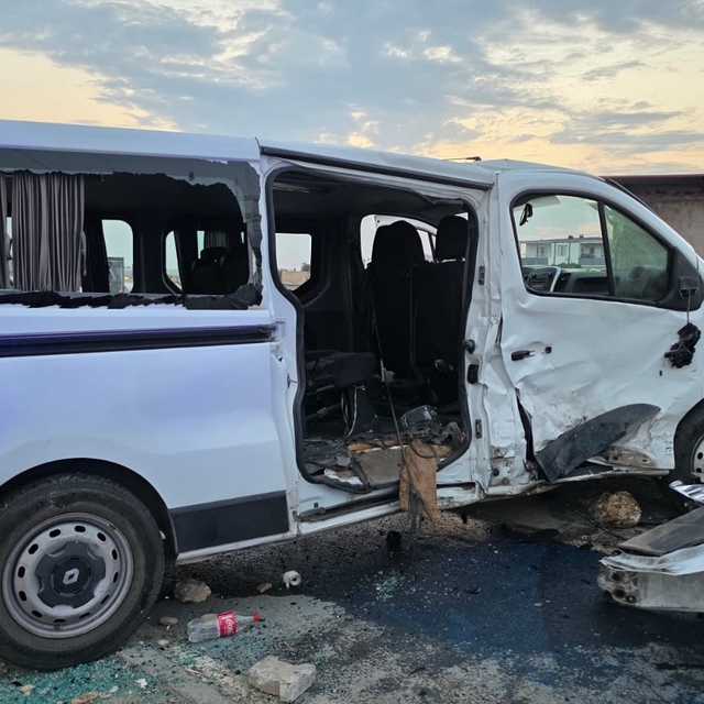 Batman'da 2 minibüs çarpıştı: 9 yaralı