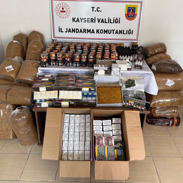 Jandarmadan kaçakçılara darbe: Çok miktarda kaçak tütün ve sigara ele geçir...