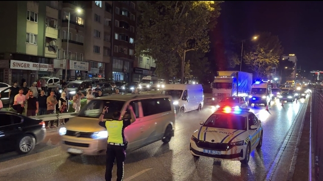 Bursa'da alkollü şahıs metro direğine çıktı: Ulaşım durdu, elektrik kesildi
"Düşmanlarım var" dedi, metro tellerine ekiplerle köşe kapmaca oynadı: Bursa'yı durdurdu
Metro direğinde "köşe kapmaca": Vatandaşlar alkışladı, ulaşım durdu