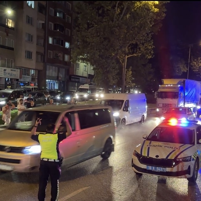 Bursa'da alkollü şahıs metro direğine çıktı: Ulaşım durdu, elektrik kesildi...
