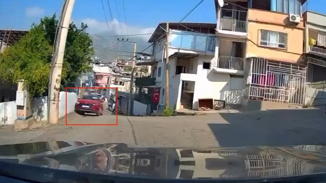 Geri vitese takıp gaza basınca kontrolden çıkan otomobil duvara çarptı: O anlar kamerada