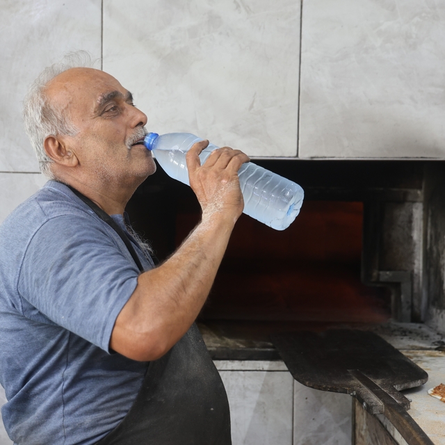 Kavurucu sıcakta ocak başında zorlu mesaiyi sürdüren fırıncılar günde 5 lit...