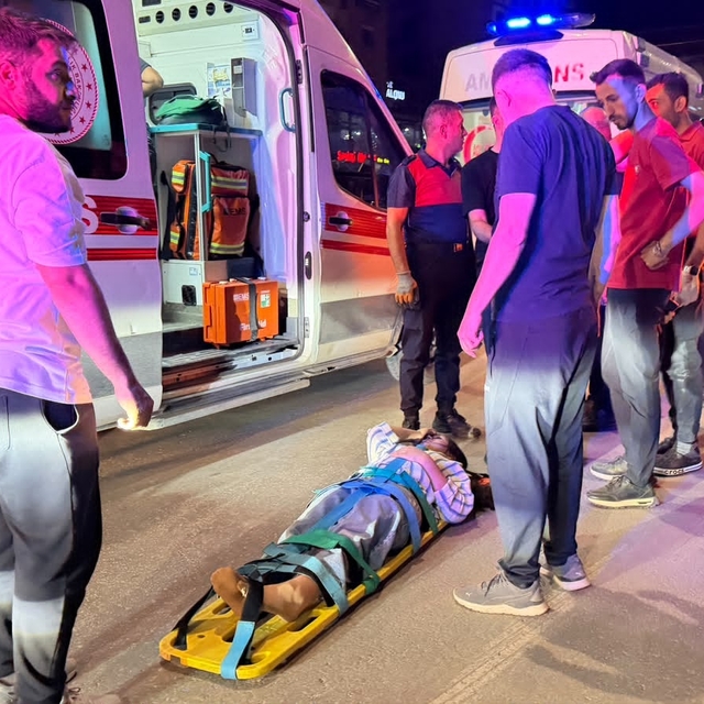 Otomobil, park halindeki 2 araca çarpıp devrildi; 4 yaralı