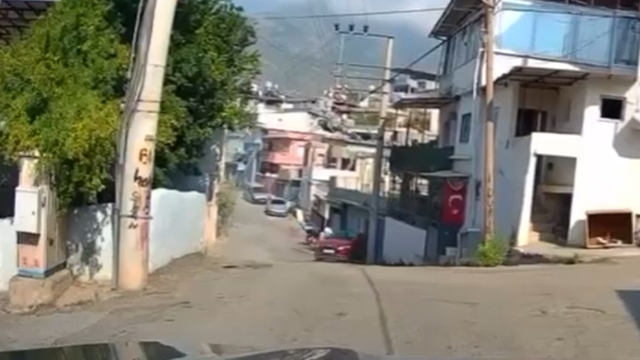 Sürücüsünün yol vermek için geri manevra yaptığı otomobil duvara çarptı; kaza kamerada