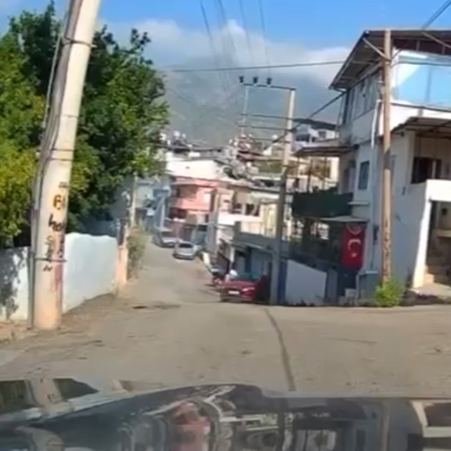 Sürücüsünün yol vermek için geri manevra yaptığı otomobil duvara çarptı; ka...
