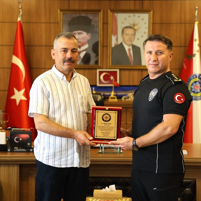 Emekliye ayrılan polis memuruna veda plaketi
