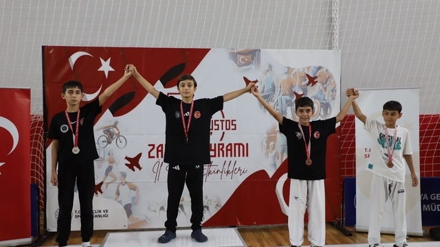 Kütahya'da 30 Ağustos Yıldızlar Taekwondo Zafer Kupası'nda ödül heyecanı