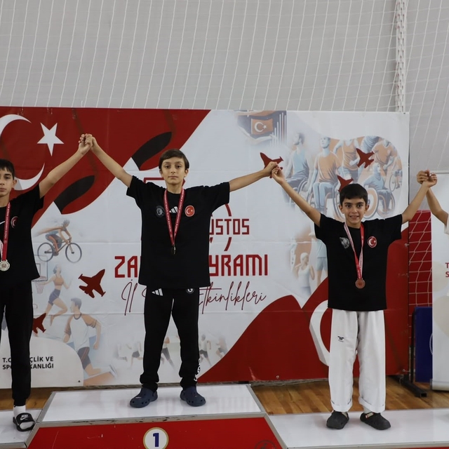 Kütahya'da 30 Ağustos Yıldızlar Taekwondo Zafer Kupası'nda ödül heyecanı