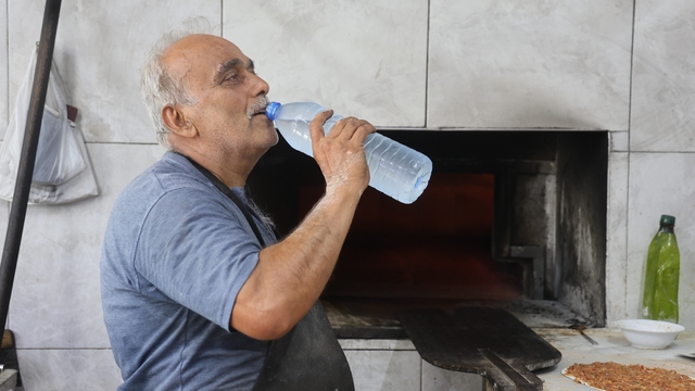 Kavurucu sıcakta ocak başında zorlu mesaiyi sürdüren fırıncılar günde 5 litreyi bulan su tüketiyorlar