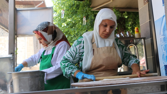 Gelin-görümce işbirliği düşman çatlatıyor
Diyarbakırlı gelin ve görümce ortak işyeri açtı