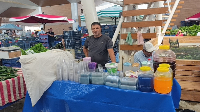 Torosların zirvesinden gelen karlarla serinliyorlar
Toroslar'ın yüksek kesimlerinden getirilen doğal kar, Manavgat'ta Osmanlı şerbeti ve meyve sularıyla buluşuyor
18 yıldır karlamacılık yapan Nadir Ünsal: "Haftalık 4 ile 6 bin lira arasında para topluyorum"