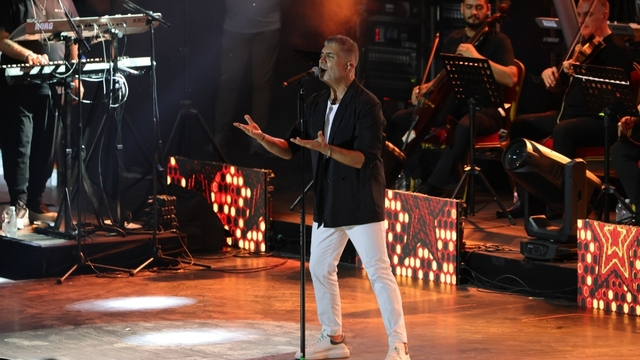 Özcan Deniz'den Bursa'da ayrılık yoklaması
Konsere gelenlerin 4'te 1'i ayrılık acısı çektiğini söyleyince ünlü sanatçı böyle teselli etti
"Merak etmeyin bu gece sizin için buradayım, arınıp cillop gibi olacaksınız, kösele gibi yapıp öyle göndereceğim sizi"