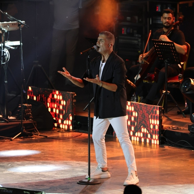 Özcan Deniz'den Bursa'da ayrılık yoklaması
Konsere gelenlerin 4'te 1'i ayrı...