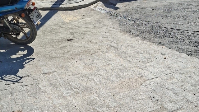 Denizli'de hareket halindeki otomobil alev aldı