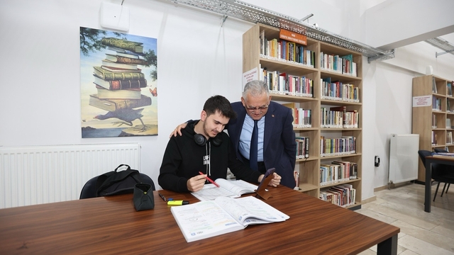 Başkan Büyükkılıç'ın "Okuyan ve Okutan Şehir" vizyonu Kayseri'yi Türkiye'nin zirvesine taşıdı
Kayseri, kütüphane ziyaretlerinde Türkiye'de ilk 3'te