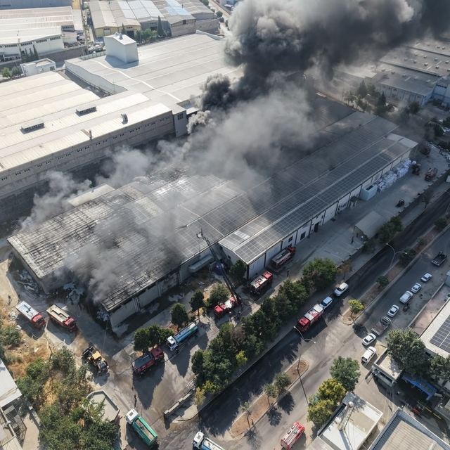 Gaziantep'te tekstil fabrikasındaki yangın dron ile görüntülendi