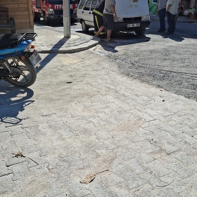 Denizli'de hareket halindeki otomobil alev aldı