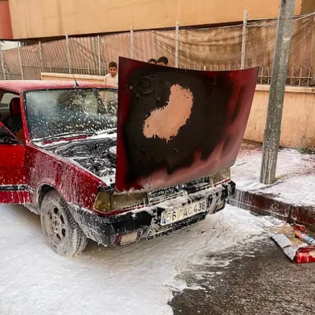 Siirt'te park halindeki otomobil alevlere teslim oldu