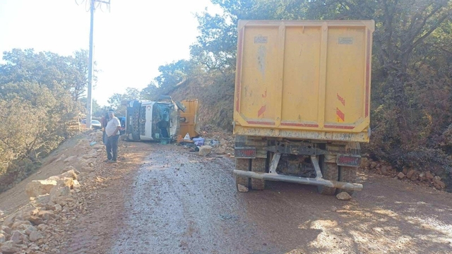 Bilecik'te 2 kamyon kafa kafaya çarpıştı, 2 yaralı