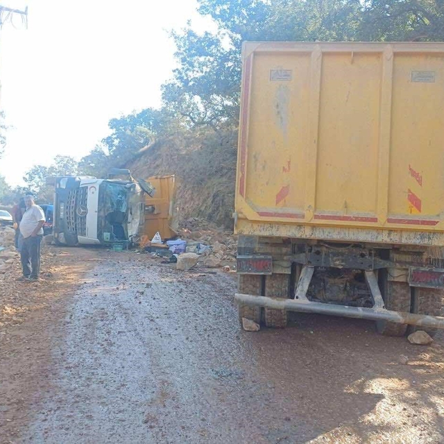 Bilecik'te 2 kamyon kafa kafaya çarpıştı, 2 yaralı