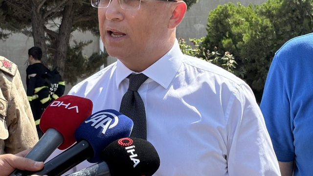 Vali Kemal Çeber: "Yangına 39 araç ve 81 personelle müdahale ediliyor, hemen hemen kontrol altına alındı"
Gaziantep Valisi Kemal Çeber, fabrika yangını ile ilgili açıklamalarda bulundu
