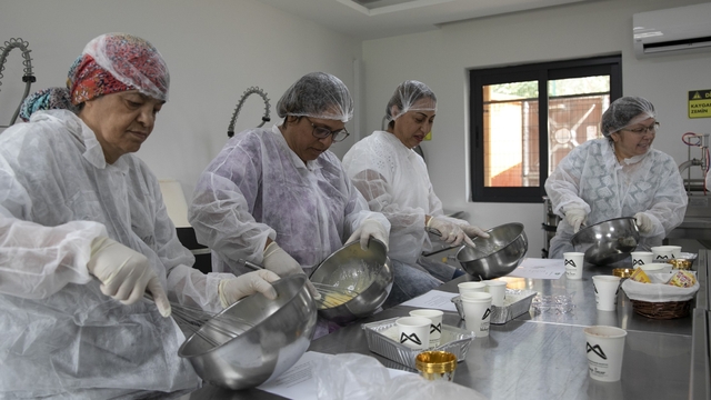 Mersin'in tescilli kan portakalı mutfak atölyesinde işlendi