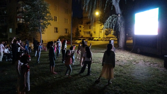 Farklı kuşaklar açık hava sinemasında buluştu
Muhtar mahalle parkına kurduğu açık hava sinemasıyla, huzurevinde misafir olan yaşlılar ile mahallenin çocuklarını bir araya getirdi