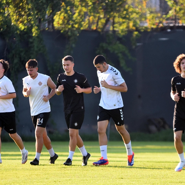 Altay, 17 eksikle çalışıyor