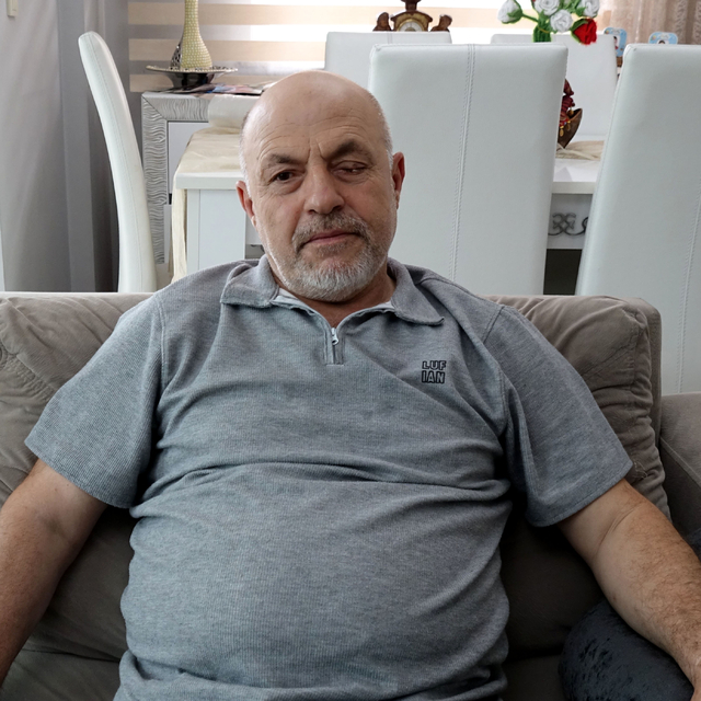 Gözlükten kurtulmak isterken, dünyası karardı