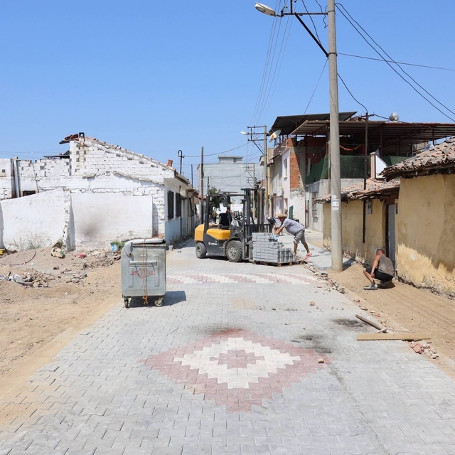 İncirliova'da 3 sokakta yol yenileme çalışmaları sürüyor