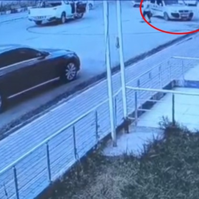 El freni çekilmeden park edilen otomobil hareket etti, vatandaşlar otomobil...