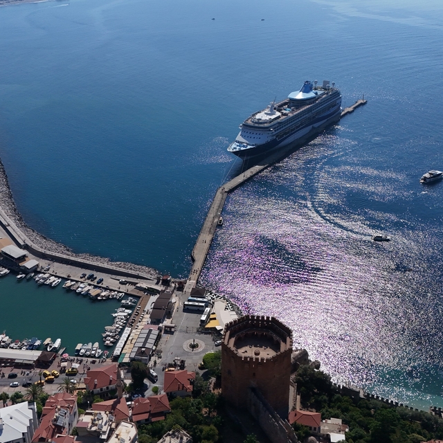 Lüks kruvaziyer bin 807 turist ile Alanya iskelesine demir attı