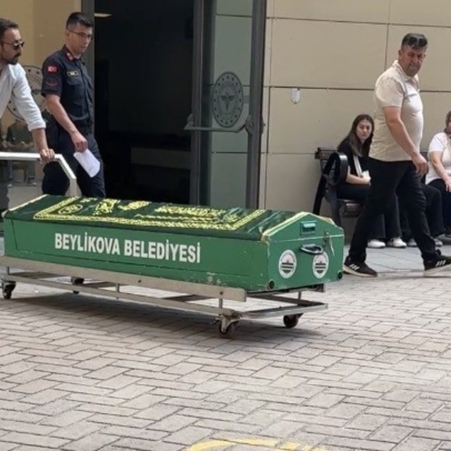 Havuza düşerek hayatını kaybeden minik Elif son yolculuğuna uğurlanıyor