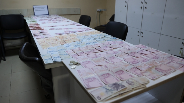 Antalya'da yakalanan dilencinin üzerinden 17 bin TL çıktı