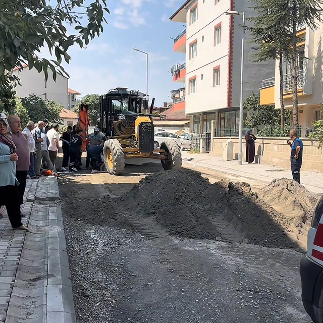İş makinesinin altında kalan işçi öldü